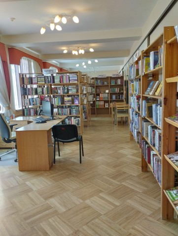 Skats, ienākot pa durvīm, Māriņkalna bibliotēkā